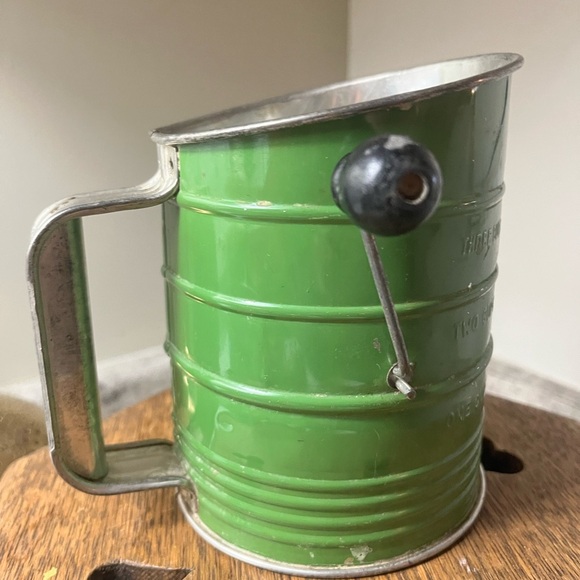 Vintage Flower Sifter Farmhouse decor Bromwell’s Green Embossed flower Sifter - Picture 5 of 5